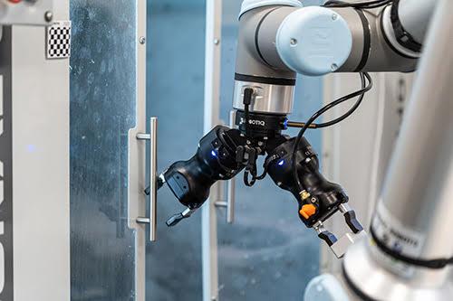 Robotick&eacute; rameno UR pro CNC